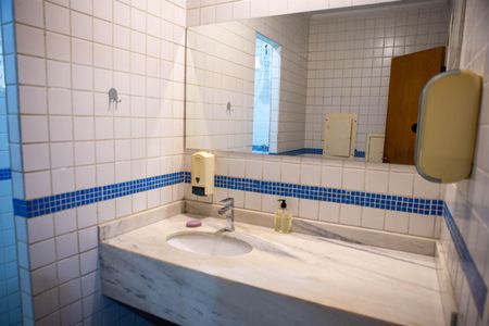 Banheiro de kitnet/studio para alugar com 1 quarto, 17m² em Butantã, São Paulo