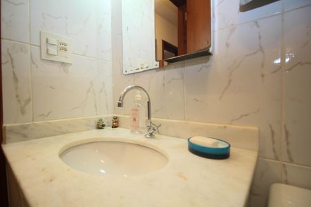 Casa de condomínio à venda com 182m², 3 quartos e 2 vagasBanheiro 2