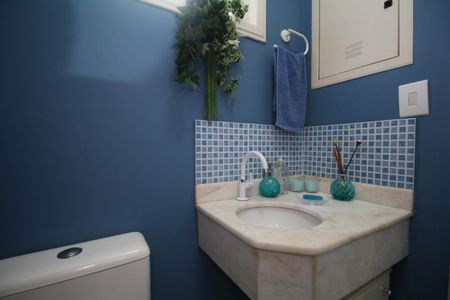 Casa de condomínio à venda com 182m², 3 quartos e 2 vagasLavabo