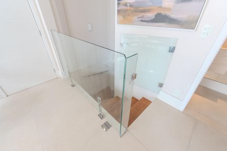 Apartamento à venda com 150m², 3 quartos e 1 vaga Apartamento à venda com 150m², 3 quartos e 1 vagaEscada