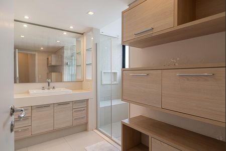 Apartamento à venda com 146m², 3 quartos e 1 vaga Apartamento à venda com 146m², 3 quartos e 1 vagaBanheiro social