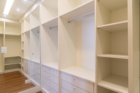 Apartamento à venda com 146m², 3 quartos e 1 vaga Apartamento à venda com 146m², 3 quartos e 1 vagaSuíte - Closet