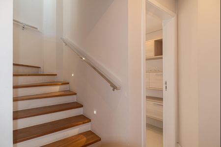 Apartamento à venda com 146m², 3 quartos e 1 vaga Apartamento à venda com 146m², 3 quartos e 1 vagaEscada