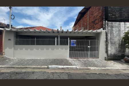 Casa para alugar com 120m², 3 quartos e 2 vagas Casa para alugar com 120m², 3 quartos e 2 vagasFachada