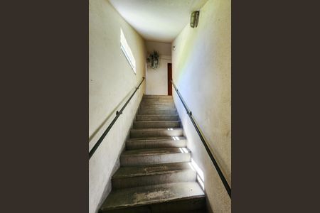 Apartamento à venda com 43m², 2 quartos e 1 vaga Apartamento à venda com 43m², 2 quartos e 1 vagaEscada