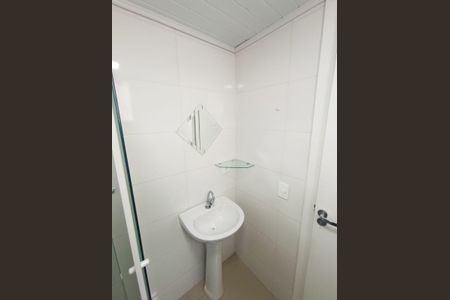 Banheiro  de kitnet/studio para alugar com 1 quarto, 28m² em Centro, Curitiba