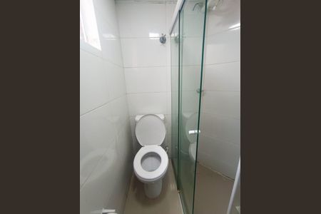 Banheiro  de kitnet/studio para alugar com 1 quarto, 28m² em Centro, Curitiba