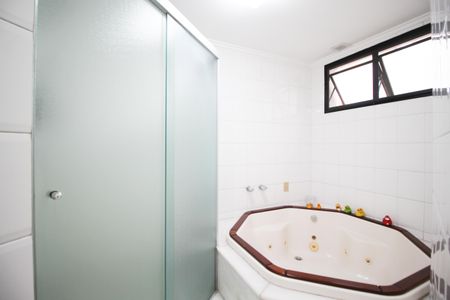 Apartamento à venda com 240m², 4 quartos e 3 vagas Apartamento à venda com 240m², 4 quartos e 3 vagasBanheiro da Suíte 1