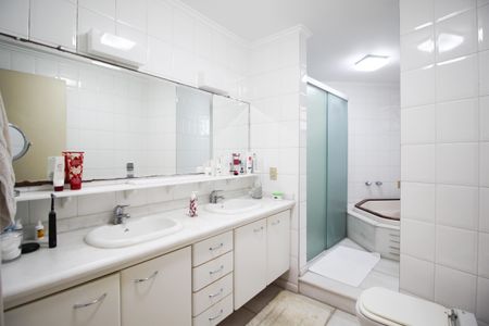 Apartamento à venda com 240m², 4 quartos e 3 vagas Apartamento à venda com 240m², 4 quartos e 3 vagasBanheiro da Suíte 1