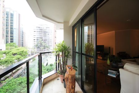 Apartamento à venda com 240m², 4 quartos e 3 vagas Apartamento à venda com 240m², 4 quartos e 3 vagasVaranda da Sala