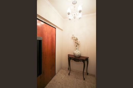 Apartamento à venda com 240m², 4 quartos e 3 vagas Apartamento à venda com 240m², 4 quartos e 3 vagasHall do apartamento