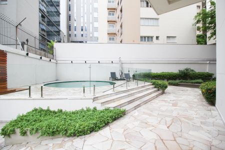 Apartamento à venda com 240m², 4 quartos e 3 vagas Apartamento à venda com 240m², 4 quartos e 3 vagasÁrea comum - Piscina