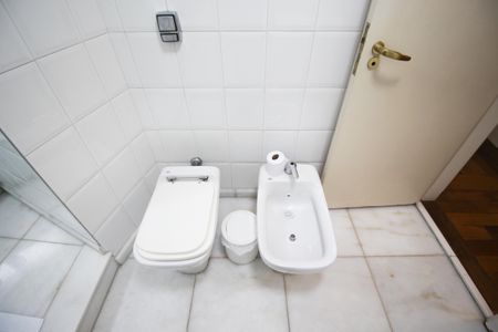 Apartamento à venda com 240m², 4 quartos e 3 vagas Apartamento à venda com 240m², 4 quartos e 3 vagasBanheiro da Suíte 1