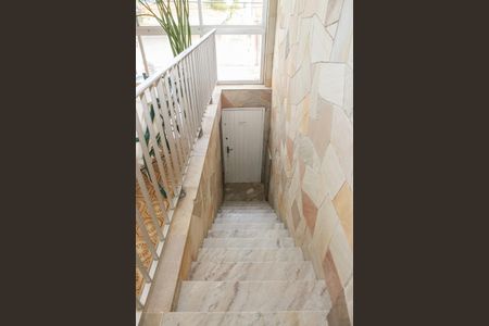 Casa à venda com 650m², 4 quartos e 4 vagasEscada