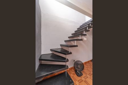 Casa para alugar com 170m², 4 quartos e 1 vagaEscada