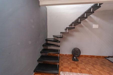 Casa para alugar com 170m², 4 quartos e 1 vagaEscada