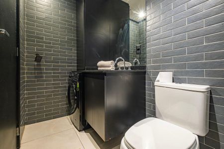 Banheiro de kitnet/studio para alugar com 1 quarto, 27m² em Pinheiros, São Paulo