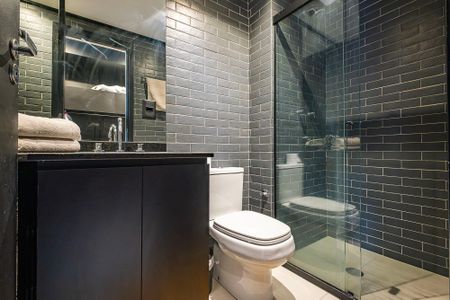 Banheiro de kitnet/studio para alugar com 1 quarto, 27m² em Pinheiros, São Paulo