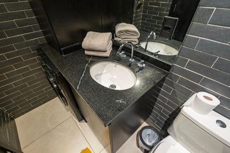 Banheiro de kitnet/studio para alugar com 1 quarto, 27m² em Pinheiros, São Paulo