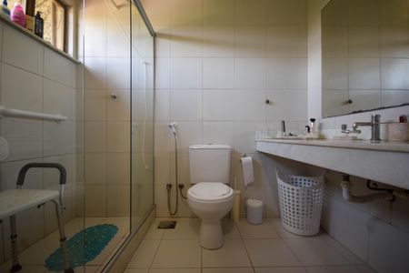 Casa de condomínio à venda com 320m², 4 quartos e 2 vagas Casa de condomínio à venda com 320m², 4 quartos e 2 vagasBanheiro da Suíte 1