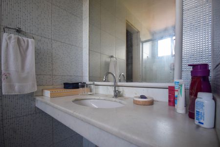 Casa de condomínio à venda com 320m², 4 quartos e 2 vagas Casa de condomínio à venda com 320m², 4 quartos e 2 vagasBanheiro da Suíte 2