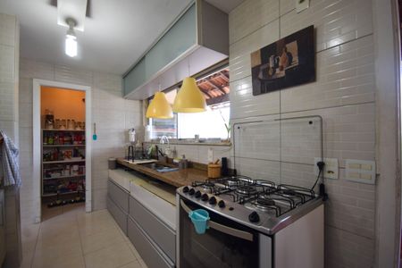 Casa de condomínio à venda com 320m², 4 quartos e 2 vagas Casa de condomínio à venda com 320m², 4 quartos e 2 vagasCozinha