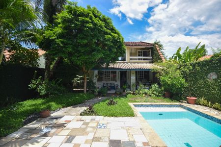 Casa de condomínio à venda com 320m², 4 quartos e 2 vagas Casa de condomínio à venda com 320m², 4 quartos e 2 vagasPiscina