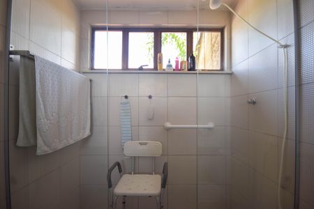 Casa de condomínio à venda com 320m², 4 quartos e 2 vagas Casa de condomínio à venda com 320m², 4 quartos e 2 vagasBanheiro da Suíte 1