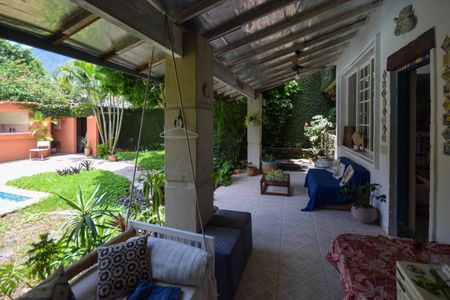 Casa de condomínio à venda com 320m², 4 quartos e 2 vagas Casa de condomínio à venda com 320m², 4 quartos e 2 vagasQuintal