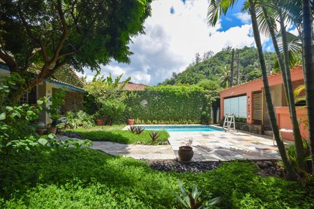 Casa de condomínio à venda com 320m², 4 quartos e 2 vagas Casa de condomínio à venda com 320m², 4 quartos e 2 vagasPiscina