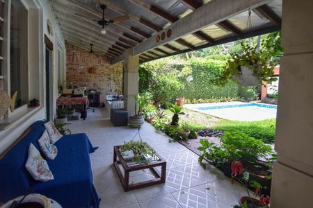 Casa de condomínio à venda com 320m², 4 quartos e 2 vagas Casa de condomínio à venda com 320m², 4 quartos e 2 vagasQuintal