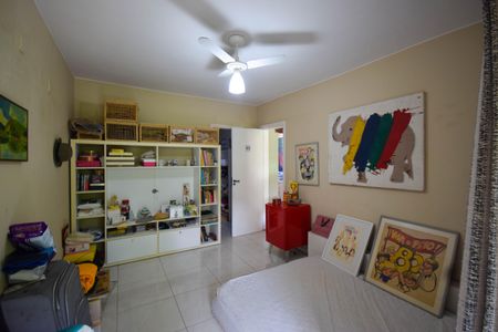 Casa de condomínio à venda com 320m², 4 quartos e 2 vagas Casa de condomínio à venda com 320m², 4 quartos e 2 vagasSuíte 2