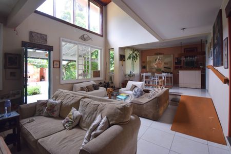 Casa de condomínio à venda com 320m², 4 quartos e 2 vagas Casa de condomínio à venda com 320m², 4 quartos e 2 vagasSala