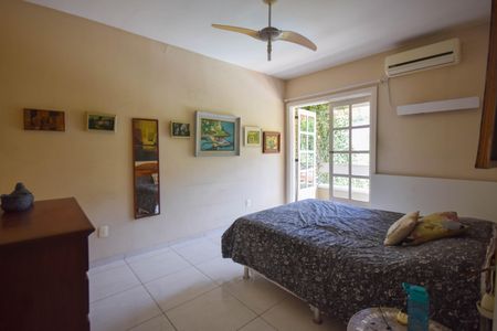 Casa de condomínio à venda com 320m², 4 quartos e 2 vagas Casa de condomínio à venda com 320m², 4 quartos e 2 vagasSuíte 1