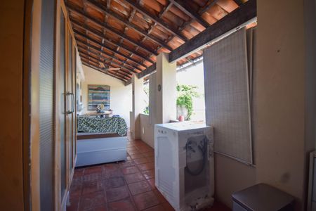 Casa de condomínio à venda com 320m², 4 quartos e 2 vagas Casa de condomínio à venda com 320m², 4 quartos e 2 vagasÁrea de Serviço