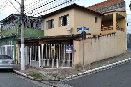Casa à venda com 94m², 3 quartos e 2 vagasFachada