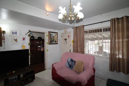 Casa à venda com 94m², 3 quartos e 2 vagasSala