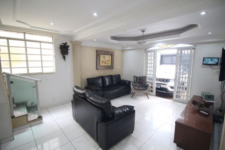 Casa à venda com 314m², 4 quartos e 3 vagasSala