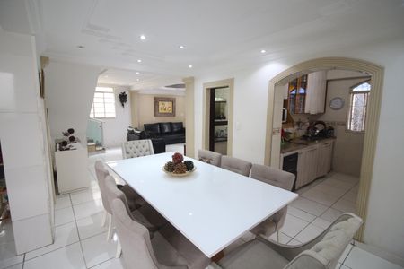 Casa à venda com 314m², 4 quartos e 3 vagasSala