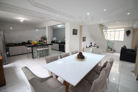 Casa à venda com 314m², 4 quartos e 3 vagasSala