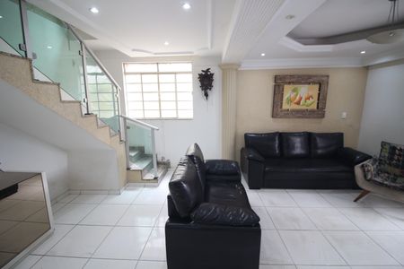 Casa à venda com 314m², 4 quartos e 3 vagasSala