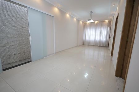 Casa para alugar com 180m², 3 quartos e 6 vagas Casa para alugar com 180m², 3 quartos e 6 vagasSala