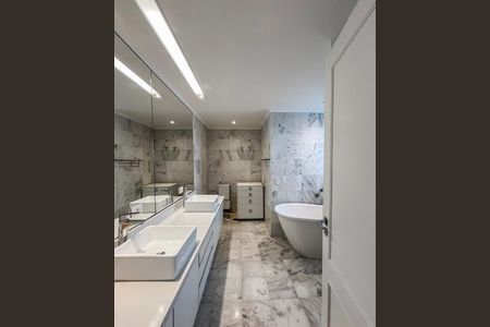 Apartamento à venda com 236m², 3 quartos e 3 vagasBanheiro da Suíte 1