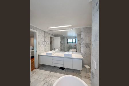 Apartamento à venda com 236m², 3 quartos e 3 vagasBanheiro da Suíte 1