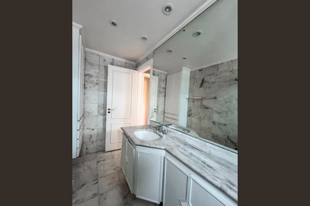 Apartamento à venda com 236m², 3 quartos e 3 vagasBanheiro da Suite 2