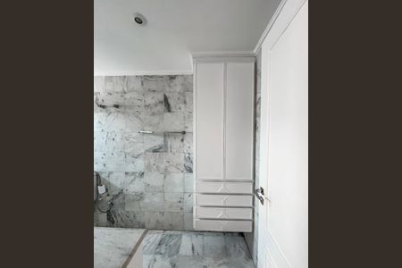 Apartamento à venda com 236m², 3 quartos e 3 vagasBanheiro da Suite 2