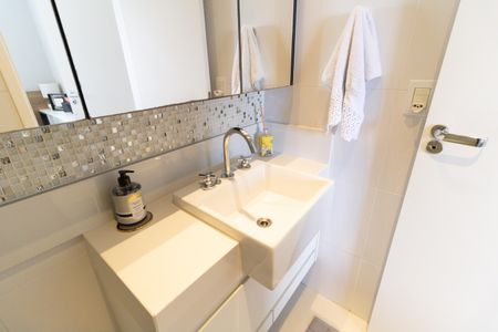 Apartamento à venda com 75m², 2 quartos e 2 vagas Apartamento à venda com 75m², 2 quartos e 2 vagasBanheiro da Suíte