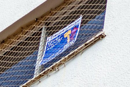 Apartamento para alugar com 49m², 3 quartos e 1 vaga Apartamento para alugar com 49m², 3 quartos e 1 vagaDetalhe fachada-Placa do Quinto Andar na janela