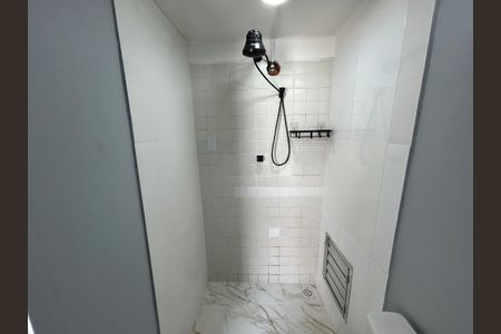 Banheiro de kitnet/studio para alugar com 1 quarto, 26m² em Bento Ribeiro, Rio de Janeiro
