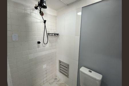 Banheiro de kitnet/studio para alugar com 1 quarto, 26m² em Bento Ribeiro, Rio de Janeiro